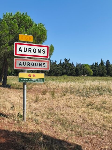 Sentier de randonnée près d’Aurons en Provence