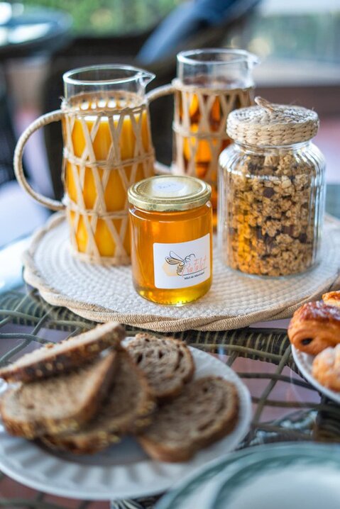 Petit-déjeuner avec produits locaux en terrasse